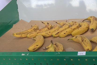 La venta de cebolla y guineo se da en todas las tiendas.