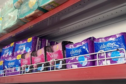 No hay misterio: en los estantes sí se promocionan las toallas sanitarias.