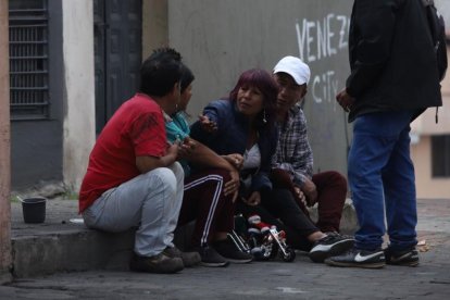Las autoridades tuvieron que lidiar con personas que bebían licor en el espacio público.