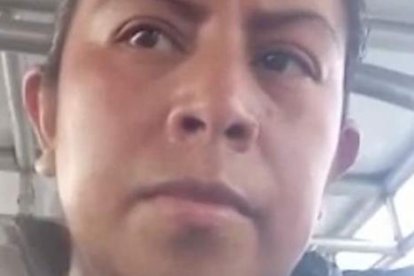 La mujer viajó con sus hijos.