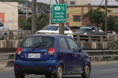 En el puente de la  Unidad Nacional hay señalética en la que se notifica la cercanía del control de tráfico en la Nicolás Lapentti.