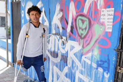 El venezolano se tiene que acomodar en este sitio para dormir en las noches.