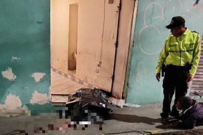 El tío de la víctima se recostó cerca del policía, porque no quería alejarse del cuerpo de Córdova.