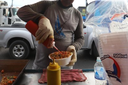 Jonathan González vende relojes inteligentes desde $ 10. El  regalo ideal para Navidad.
