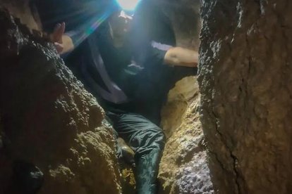 Para llegar a la Tumba del Gigante primero tuvieron que realizar rapel por casi 2 horas.