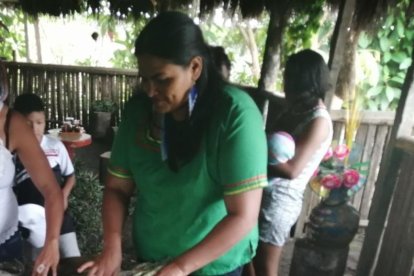 En la comunidad ofrecen sus platos típicos a los turistas.