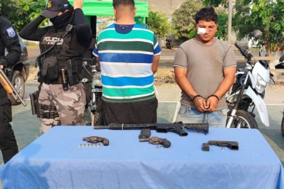 Los capturados tenían en su poder cuatro armas de fuego: dos revólveres, una pistola y un fusil.