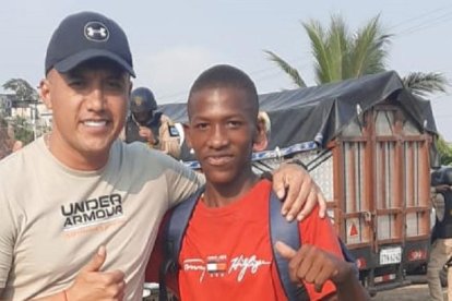 Jorgito regresó a la cancha de Socio Vivienda 2, pero en vez de entrenar, se fue con un regalo navideño de parte de Héctor Pesántez, de la Academia Astillero.