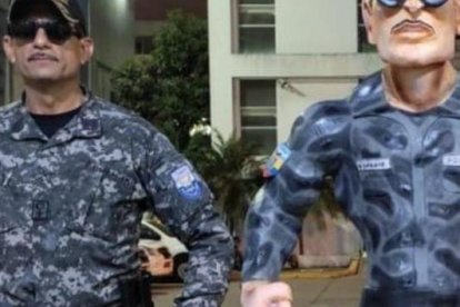 En la imagen se mira a Zárate cerca de su réplica.