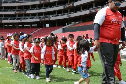 Los pequeños deportistas demuestran la disciplina y el respeto que les inculcan.
