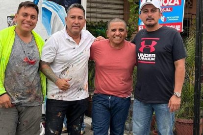 Ramón Monchito Quinteros y Walter Arce, los artistas plásticos, Jerson Ruiz de EXTRA y Jorge Campoverde el de la idea del homenaje a Messi