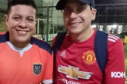 Erinson Rendón, el mejor arquero del torneo, es premiado por Elvis Gallegos.