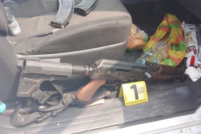 Parte del armamento encontrado en la camioneta en la que se habría cometido el hecho.