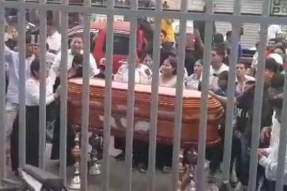 Momento en el que parientes y amigos de Yumailla realizaban el plantón pacífico.