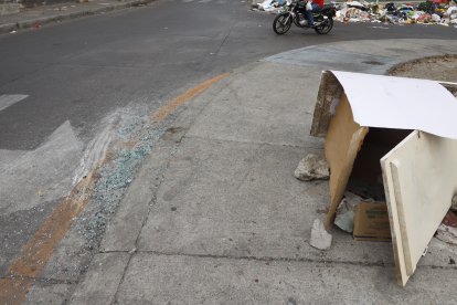 En el sitio en donde atacaron a Rentería colocaron un cartón con velas.