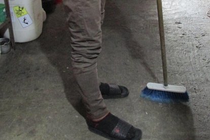 Erwin ayuda en los quehaceres de la casa: barre, cocina, arregla su cuarto-celda.