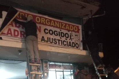 Entre todos colaboraron para colocar los carteles en el barrio.