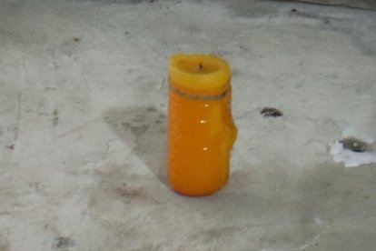 En el interior del domicilio colocaron una vela en donde cayó la víctima.