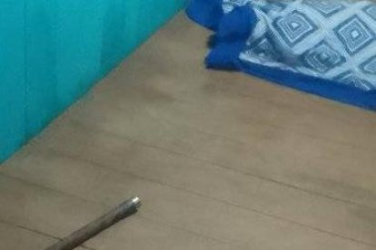 El cadáver quedó tendido en el piso tras el femicidio.