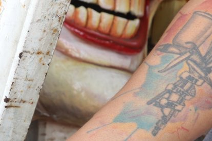 En su brazo derecho tiene los tatuajes, ¿por qué en esa extremidad? Porque es la poderosa, es la que más usa.