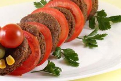 Platos llamativos y hasta juegos son recomendados a la hora de servirle los alimentos a los niños.