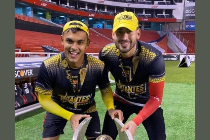 Cristian Colmán fue campeón con Barcelona en 2020. Víctor Mendoza (d) hizo que el ariete guaraní se ‘enamore’ del  encebollado.