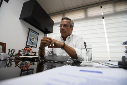 Jimmy Jairala cada mañana locuta en su programa radial.Aspira a ser el nuevo burgomaestre de la ciudad puerto.