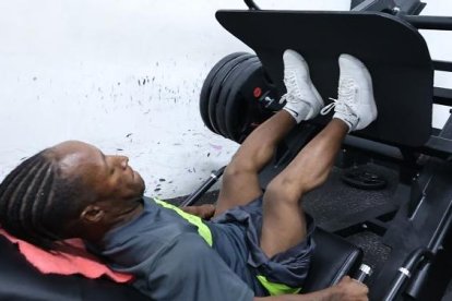 El arquero de la Tricolor de talla baja, Ángel Corozo, preparándose en el levantamiento de potencia.  El entrenador David de Jesús lo guía.