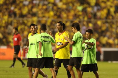 Ronaldinho fue la primera estrella invitada a la Noche Amarilla, realizada en el 2016.