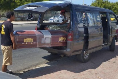 Los cuerpos de las víctimas mortales fueron retirados para darle cristiana sepultura.