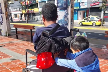 El hijo de ambos ayuda a su padre en las tareas diarias antes de ir a la escuela inicial.