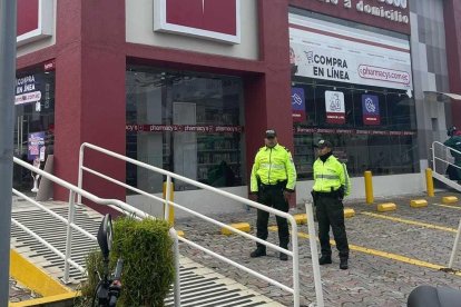 Los agentes llegaron hasta la farmacia donde queda el cajero atracado en el norte de la capital.