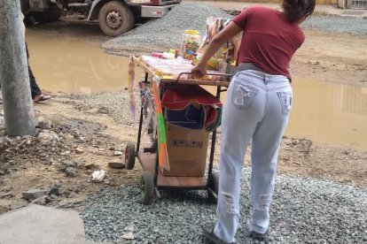 Ivette Benítez teme ‘irse de oreja’ con su carro de dulces.