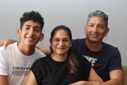 En familia: Paulo, su madre Mariela y Julio su papá; falta su hermano Allan.