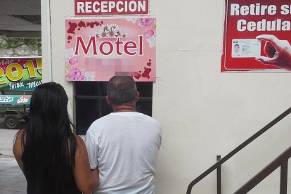 El lema de Bryan es ‘amar es compartir’, por eso ‘reparte’ amor a su ‘ñora’ y moza, en el mismo motel, en diferentes horarios.