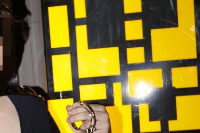 En toda una ‘poli-hot’ Sandra se transformará en este San Valentín. Ya tiene listos sus juguetes.