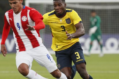Luis Córdova (d) de Ecuador y disputa un balón con Allam Wlk Dure de Paraguay en un partido de la fase final del Campeonato Sudamericano Sub'20.
