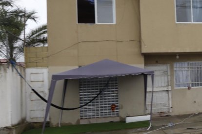 Ayer aún estaba la manguera con la que se llenó la piscina y había tres zapatillas tiradas.