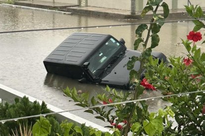 Un vehículo de marca Jeep quedó ‘varado’ en la inundación.