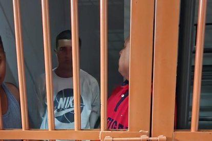 El trío quiso aplicar la psicológica ante los agentes, pero igual los ‘encanaron’.