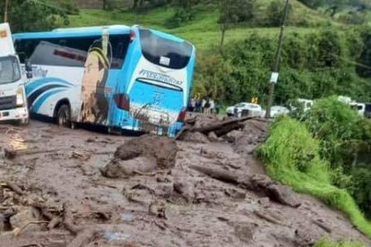 Vehículos se deslizaron por la gran masa de lodo que pasó por la carretera.