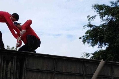 Por los accesos ubicados en el techo del bus sacaron a unos heridos.