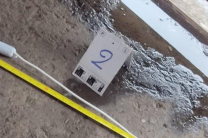 El taco de dinamita fue  dejado debajo de la puerta de esta recicladora de metal, la noche del viernes.