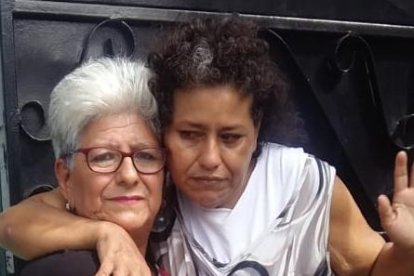 A Alexandra le hace bien recibir la visita de su “tía”, amiga de su madre.