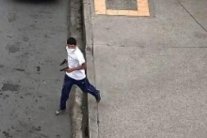Cámaras de seguridad captaron al criminal. Llevaba puesto un mandil de color blanco.
