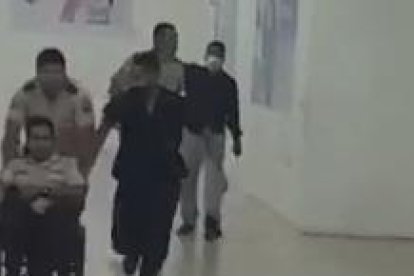 El policía herido fue socorrido por sus compañeros.