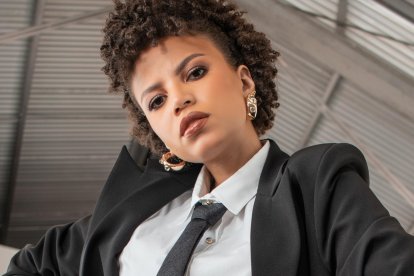 Ante las ganas de tomar el mundo laboral en las manos, la corbata también  se impone como una herramienta de empoderamiento.