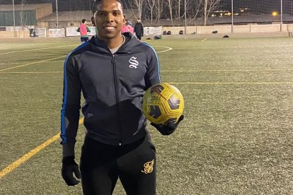 Ante la falta de  ofertas en Ecuador, Gabriel Corozo abrió sus opciones al ascenso del fútbol de España donde actualmente se estrena por su cuenta.