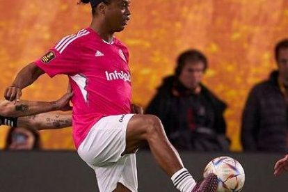 Ronaldinho fue la estrella invitada del club Porcinos en un partido.