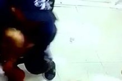 La señora estaba dentro de su negocio cuando fue sacada a la fuerza por sus verdugos.